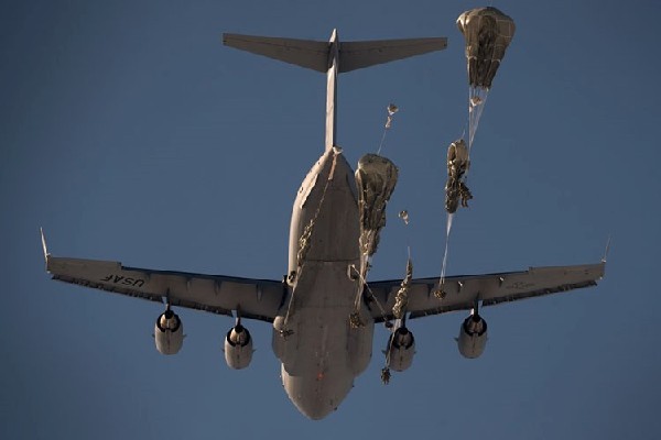 空降部队如何实现快速空降？