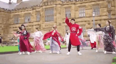 90后中国姑娘，在澳洲街美哭外媒