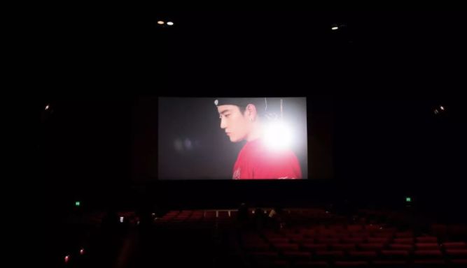 90后中国姑娘，在澳洲街美哭外媒