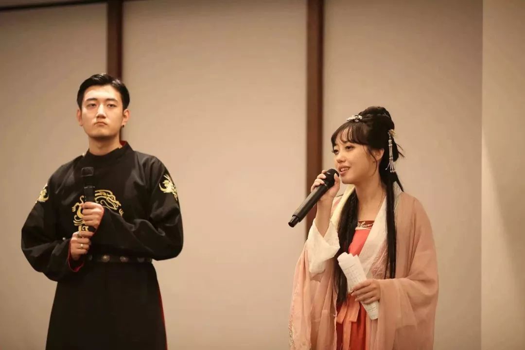 90后中国姑娘，在澳洲街美哭外媒