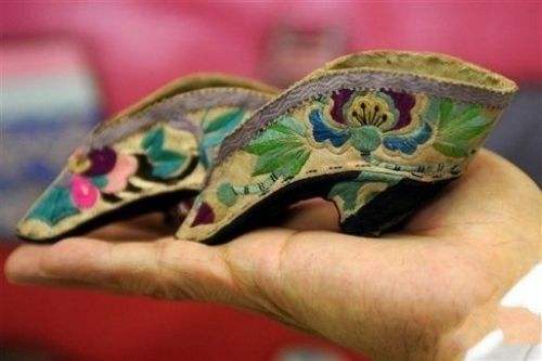 古代女人什么时候开始缠足,为什么女性在古代要缠足