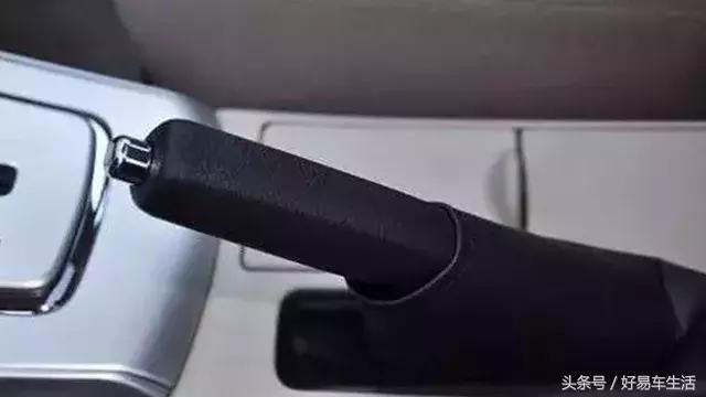 开车闻到焦味是什么原因,开车闻到糊味是怎么回事