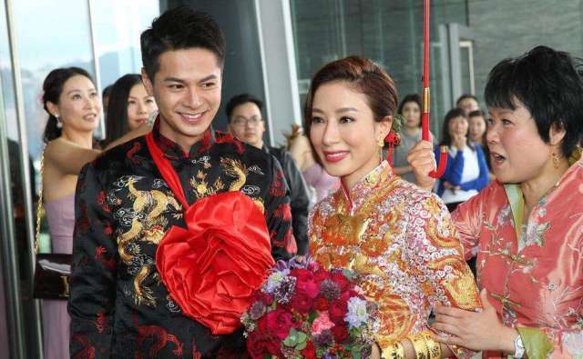 有哪些女明星婚礼穿的秀禾服,明星结婚穿的秀禾服