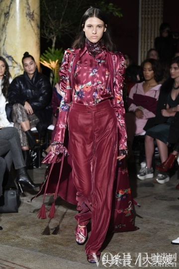 juicycouture天鹅绒运动套装搭配,juicycouture套装穿搭