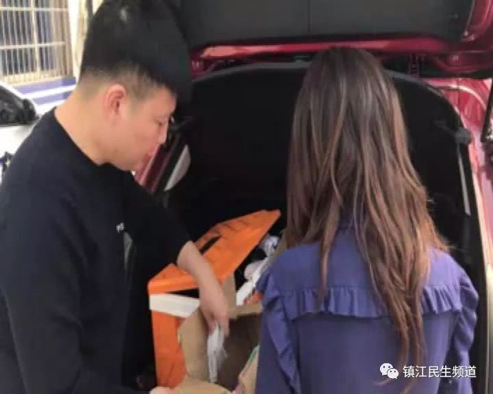 奔驰后备箱塞满害人的东西，女司机干的事儿在朋友圈还挺受欢迎？