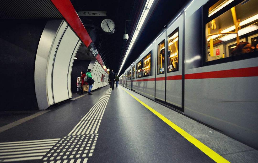 云轨道列车是什么,云轨列车稳定吗