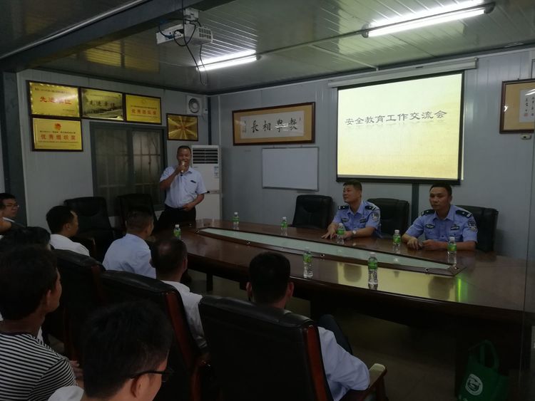 警路联动交通安全宣传,交警对驾校学员开展交通安全宣传