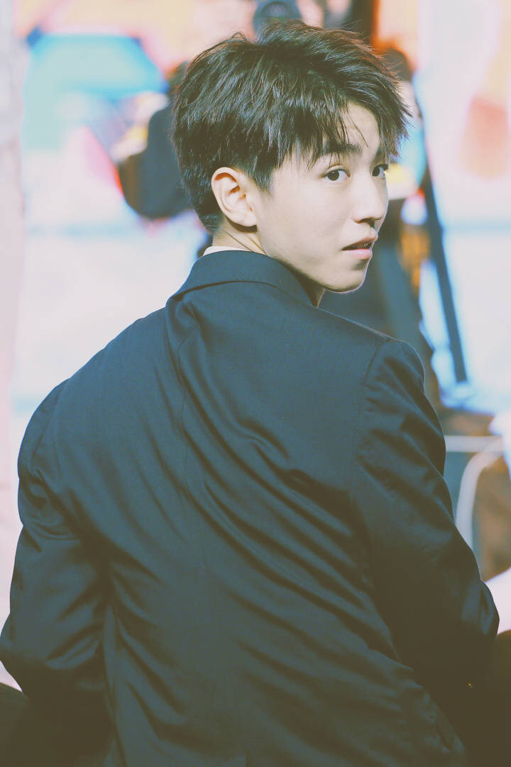 王俊凯露牙龈笑,王俊凯高能少年团照片正脸