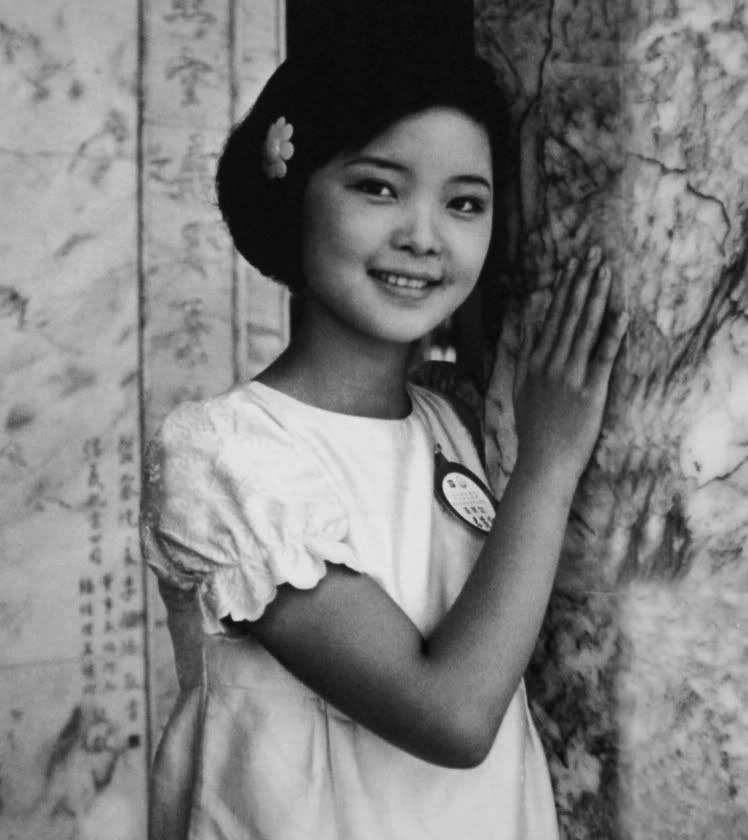 邓丽君的父亲是国军少校军官，极力反对女儿去日本发展