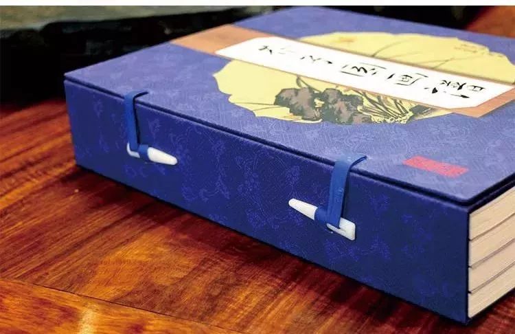 美女出浴，遭两个秃顶老头偷看！