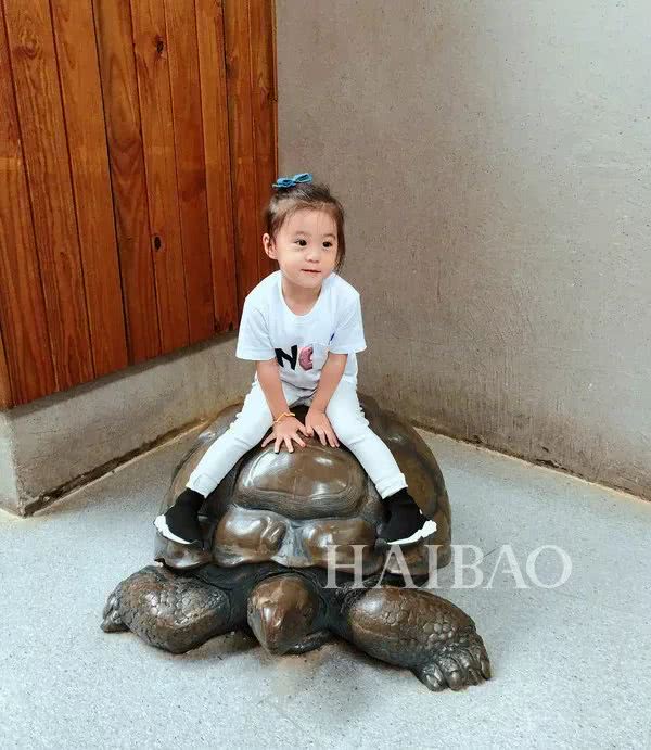 诺一现在这么接地气？才7岁的Grace就是铅笔腿！