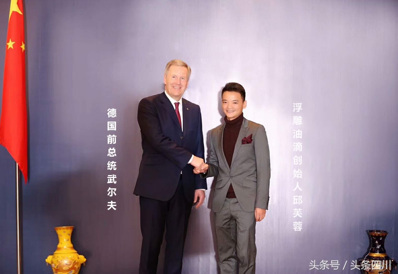 黑瓷明珠真品图片,粉青釉浮雕缠枝花瓣纹茶盏