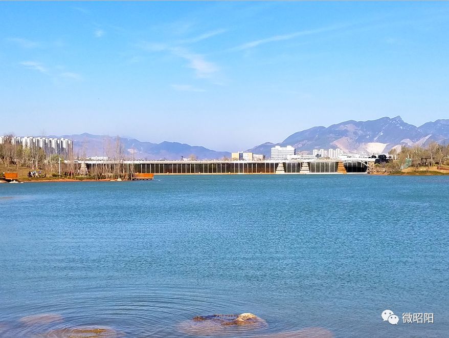 作家看金庸,作家看风景