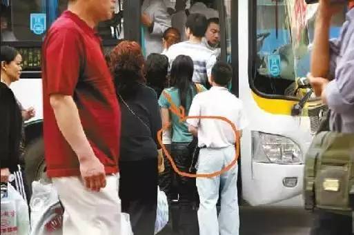 「秘籍」“三只手”，不但争“绩效”，还在写“年终总结”！附：桂林某“员工”刚做的一单……