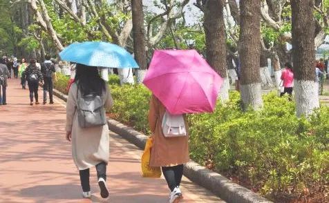 轻轻抹一抹皮肤越来越好,轻轻擦到皮肤就留下黑印子