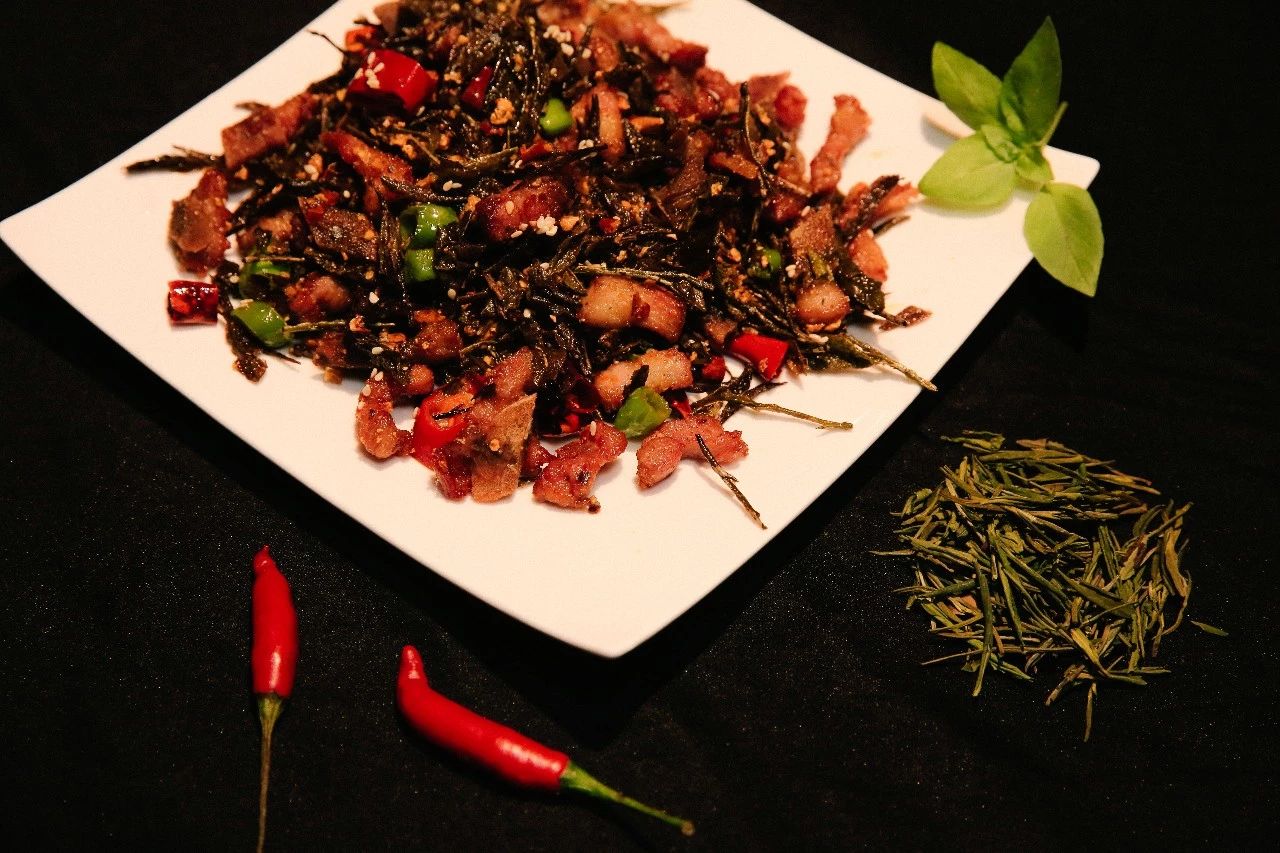 高管放弃高薪，研发出100多道新菜，取材就在店门口的小花园！