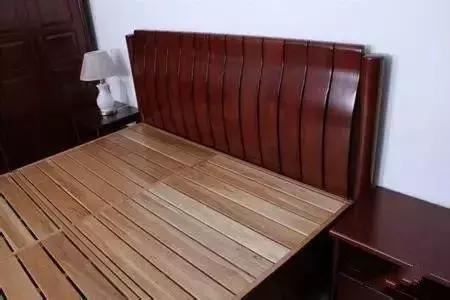 睡硬板床好还是软床好,睡硬板床对腰椎更好吗