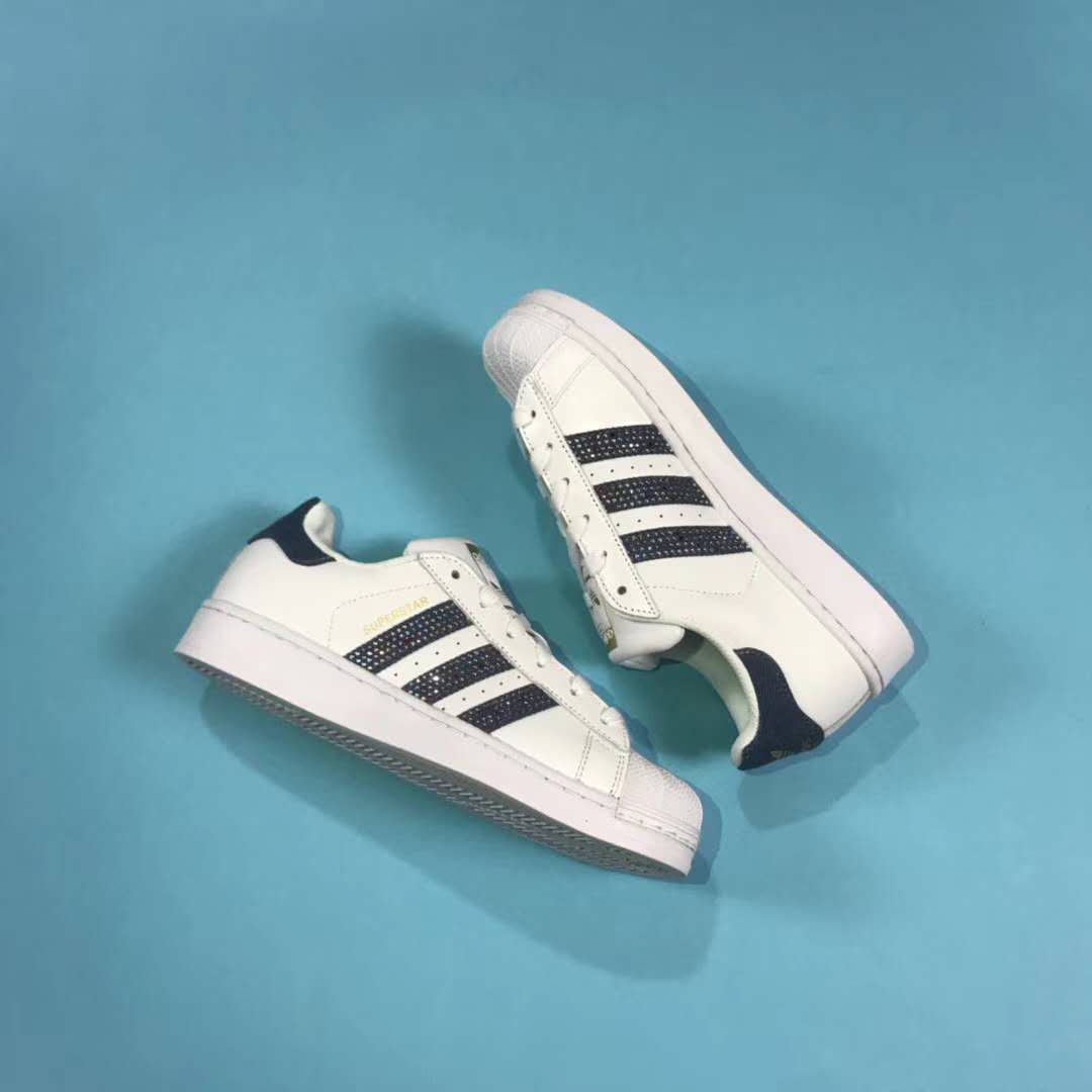 阿迪达斯adidas三叶草板鞋,阿迪达斯三叶草最新板鞋