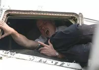 川航机长首次露面，亲述“空中浩劫”惊魂经历：副机长半个身子被吸出窗外、温度骤降外加强风力袭击……