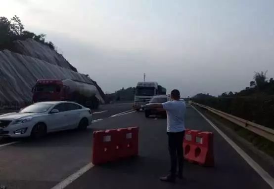 高速交警出警再遇车祸,高速车祸警车开道急救