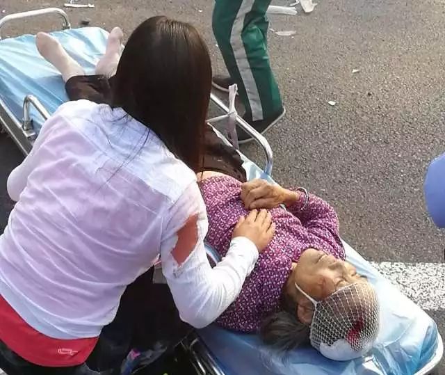 高速交警出警再遇车祸,高速车祸警车开道急救