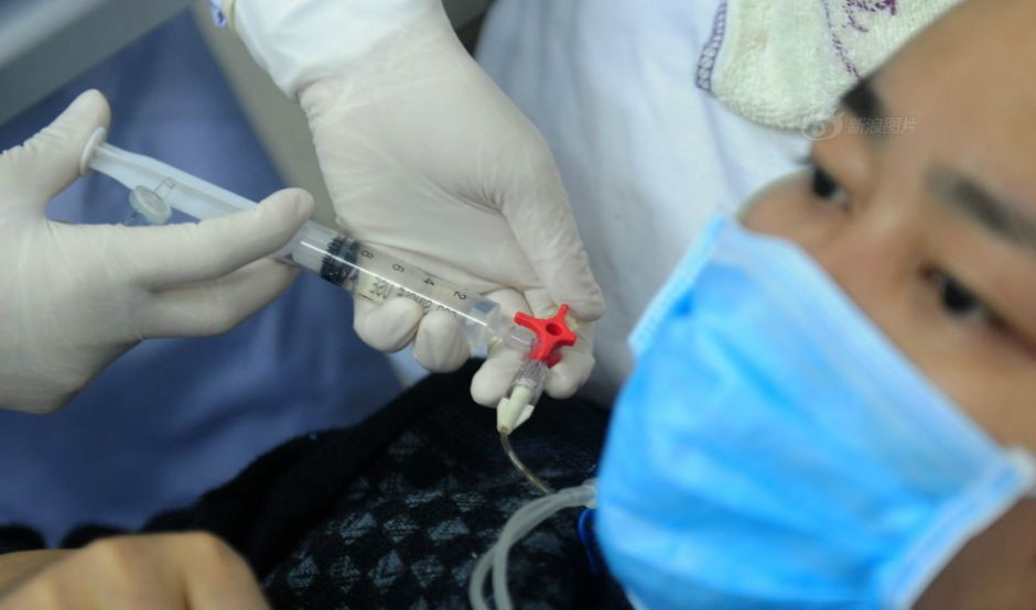 为什么留置针封管后会有回血现象,为什么留置针通畅不鼓包但是疼