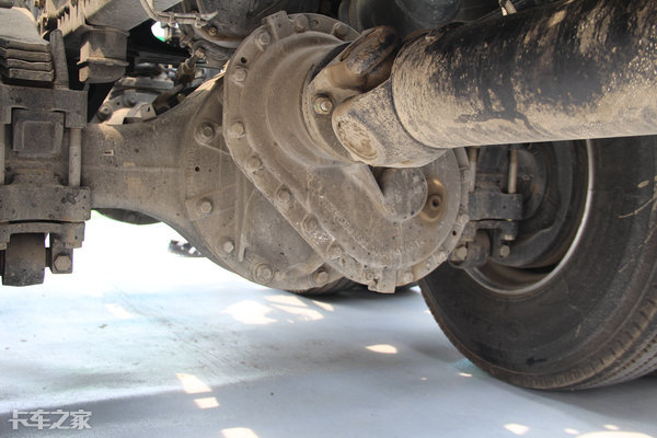 13升430马力LNG发动机,这台天然气重卡的驾驶室也能拉窗帘