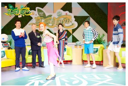 68岁奶奶腰部带2块钢板痴迷钢管舞任性劈一字马惊呆柳岩