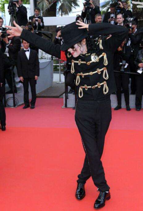 河南小伙迈克尔杰克逊在美国演出,迈克尔杰克逊东北小伙模仿秀视频