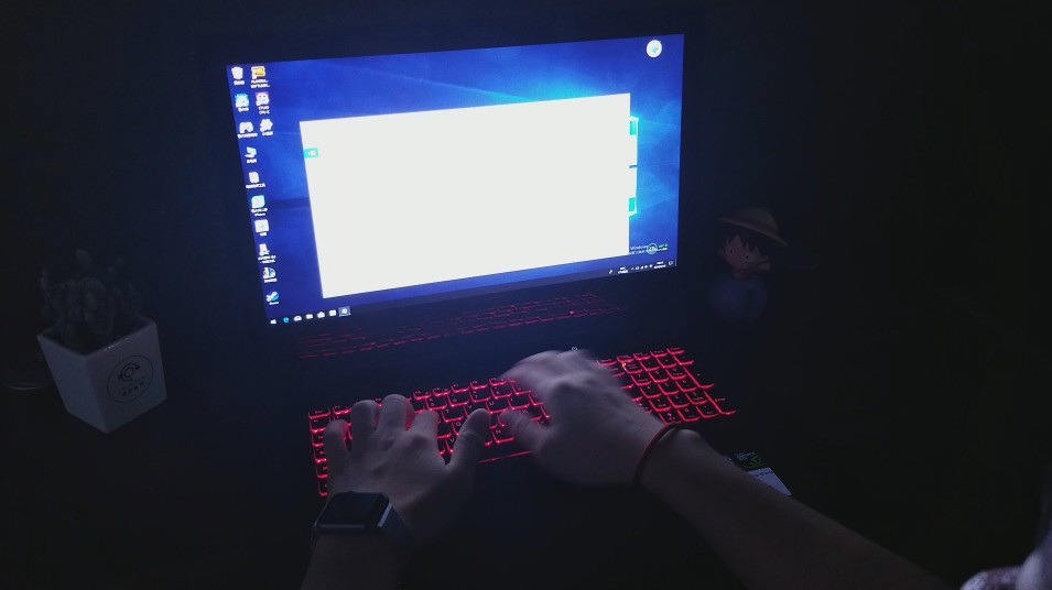 联想Y700最强性价比游戏本,日常办公和游戏都能一一满足你!