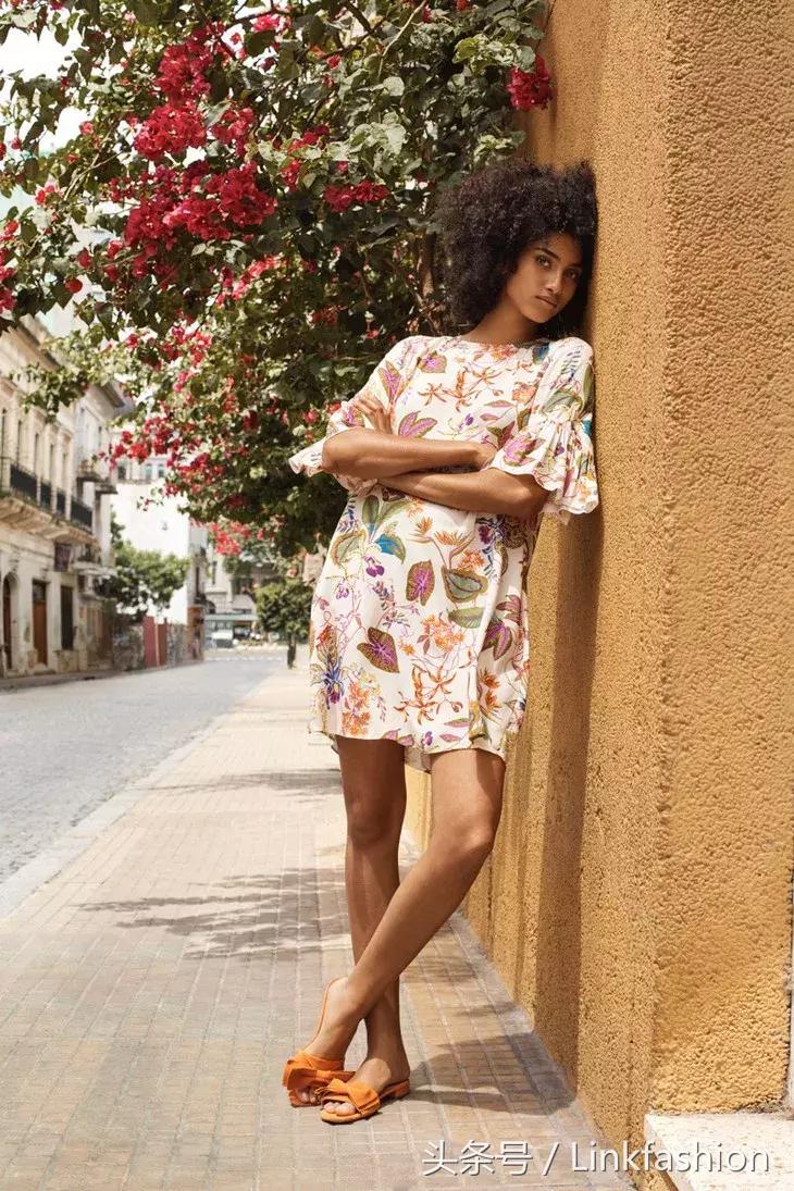 平底拖鞋太火热下面这几款最时髦,又百搭又舒服的拖鞋