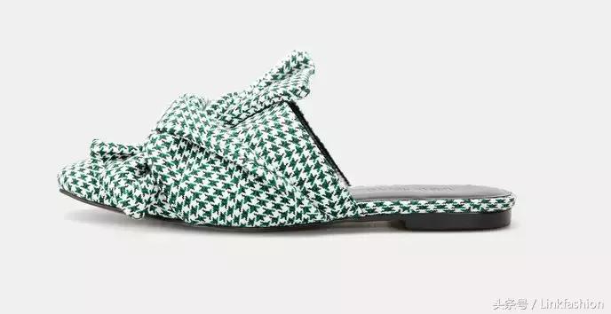 平底拖鞋太火热下面这几款最时髦,又百搭又舒服的拖鞋