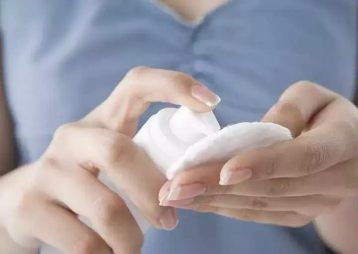 脸上长痘痘用着不错的化妆品,用化妆品脸上起了很多小白粒