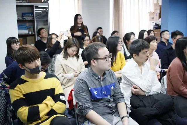 华少、蓝盈莹都叫他老师，他的英语课5000元/小时，现在，你可以免费听了！