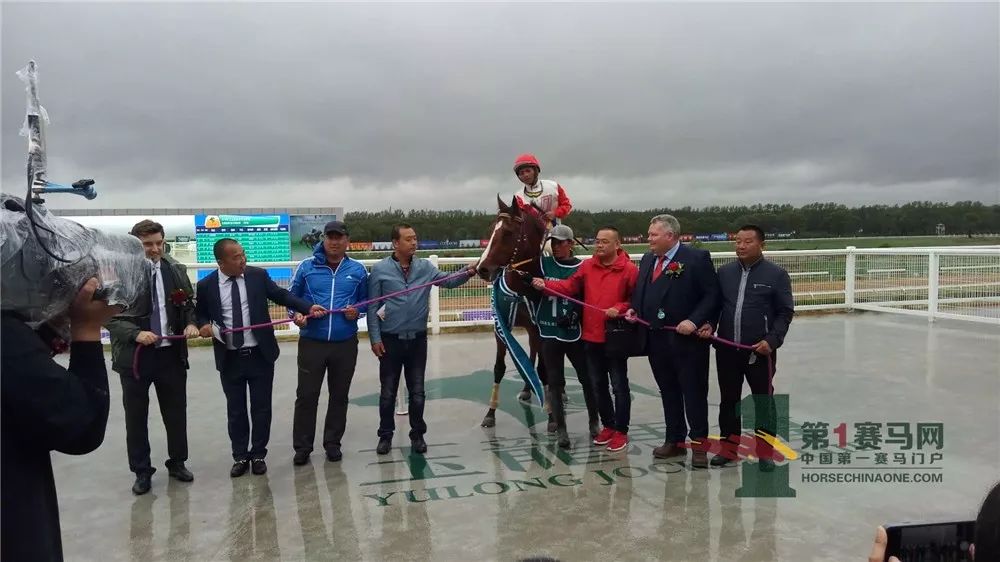 「现场」玉龙今日开锣赛，各路诸侯鏖战百万奖金！马主李勇夺最高奖金，“吉祥如意”马主王福军首战载誉归——1赛马网