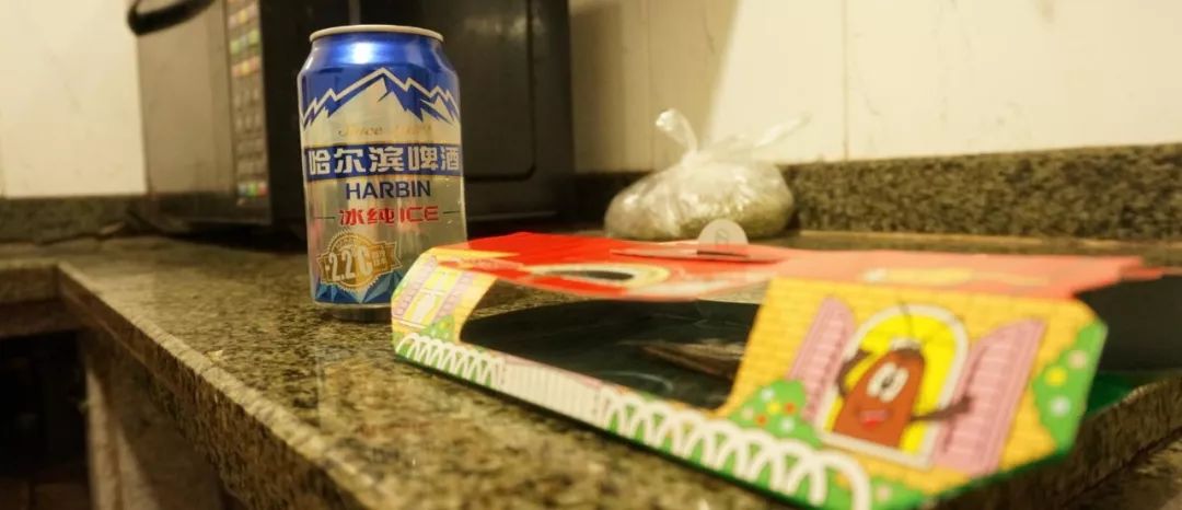 我竟然给蟑螂买了一套房子并请它喝了一罐哈尔滨？