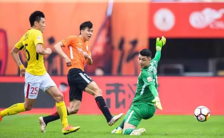 恒大0:2升班马,球迷炮轰卡纳瓦罗:你有什么资格当恒大主帅?