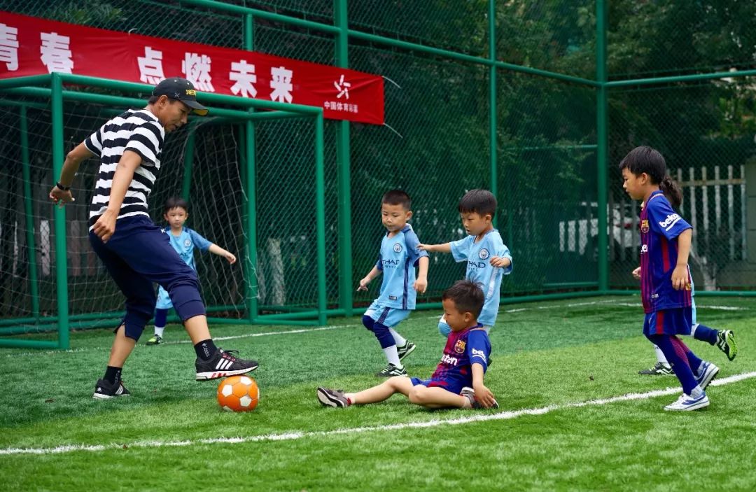 足球场上令人羡慕的情侣,足球场上父子温情一刻