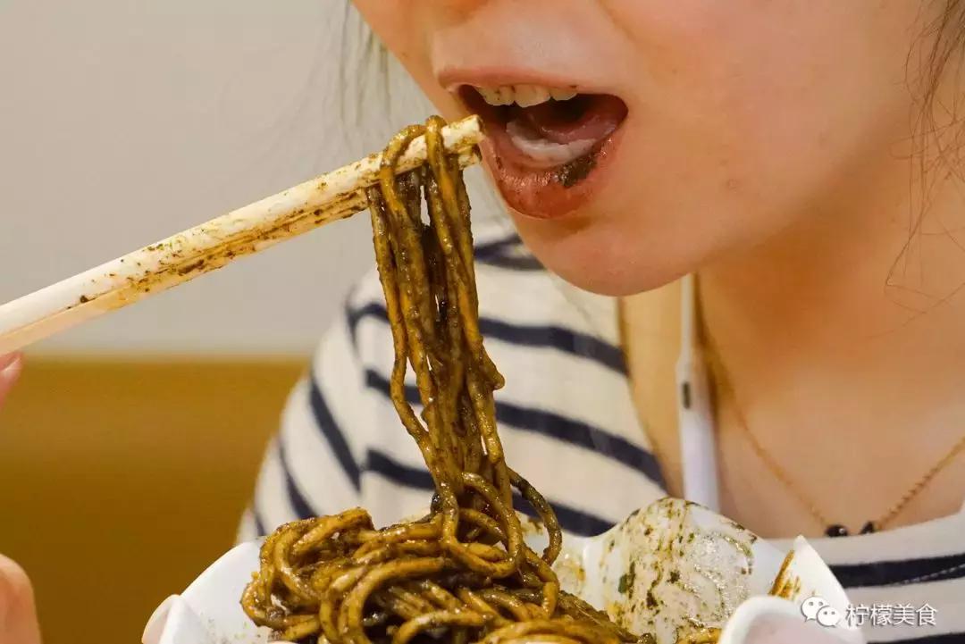 这家店很“丑”,还有一碗脏脏面