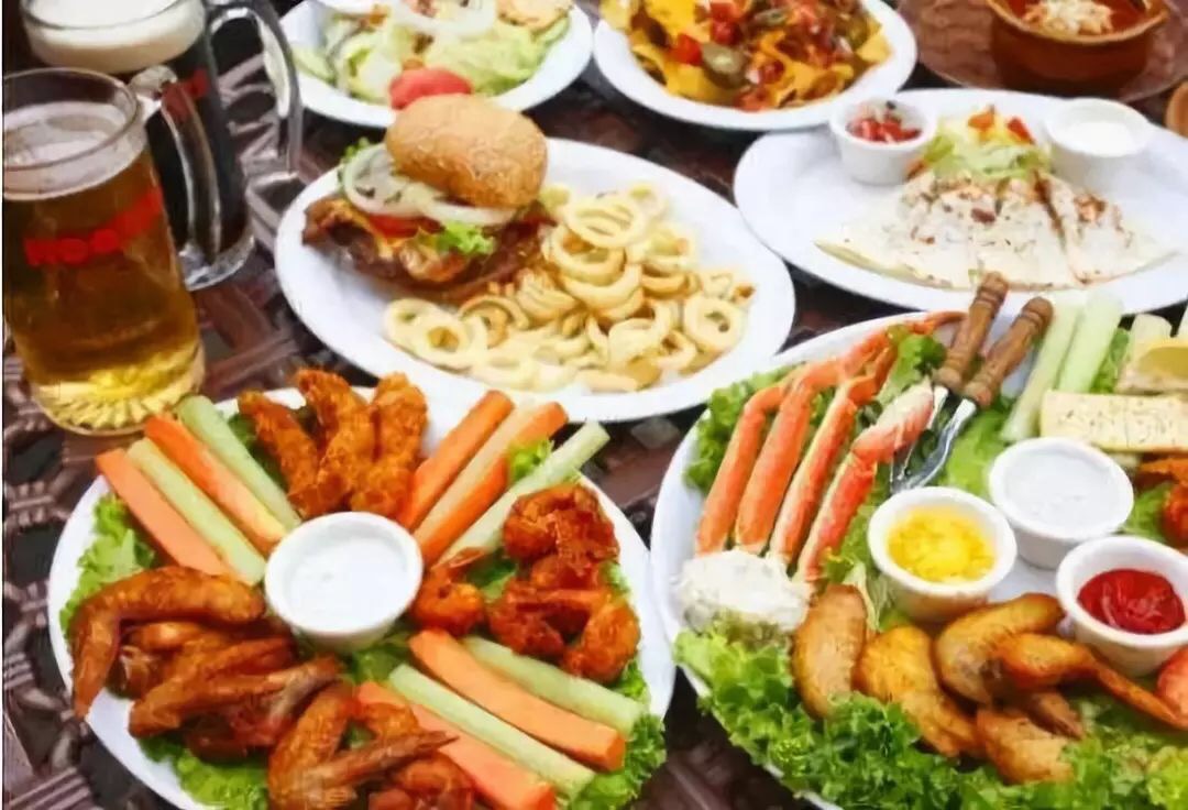 借胸上位的美国版“海底捞”，年入10亿美元，却差点毁在1件小事上…………