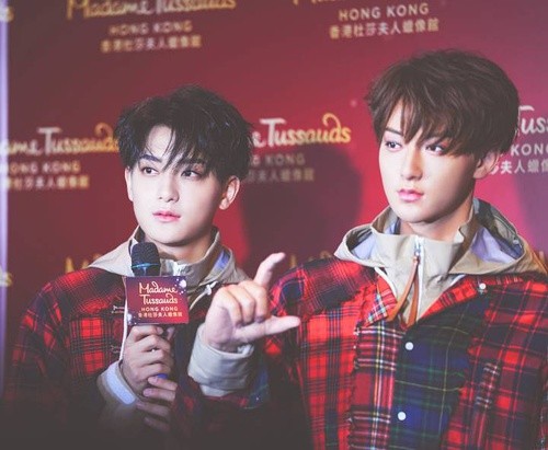 李宇春蜡像首展亮相,蜡像丑的女星