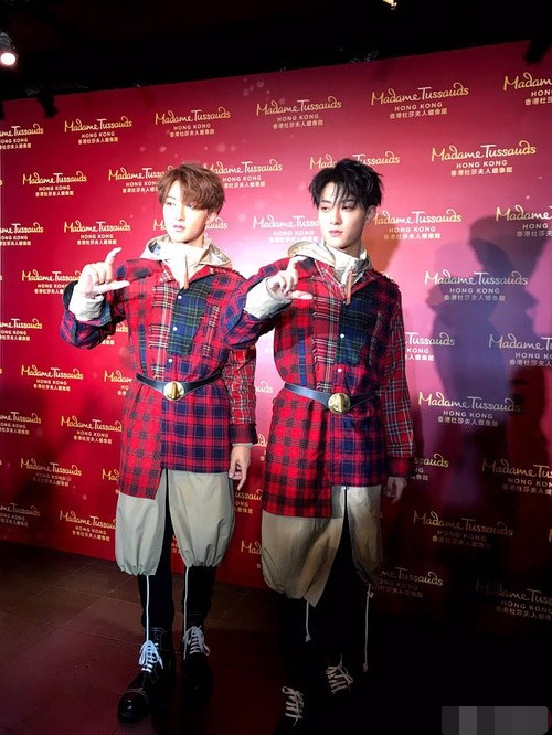 李宇春蜡像首展亮相,蜡像丑的女星