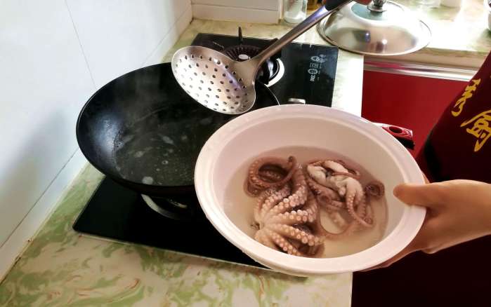 正宗的八爪鱼是怎样做的,鲜活的八爪鱼做法