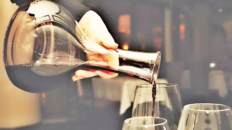 红酒用普通保鲜膜包可以吗,红酒可以在原装瓶里醒酒吗