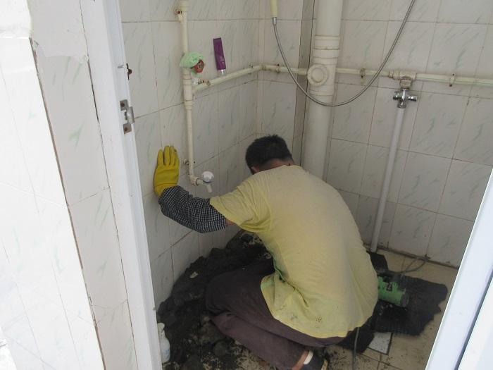 卫生间主排水管周围一圈漏水,卫生间排水管三通漏水怎么办