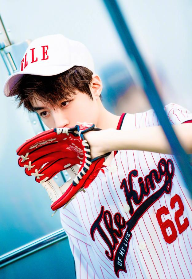 王俊凯近期神图,看看王俊凯在眼镜下的神仙颜值