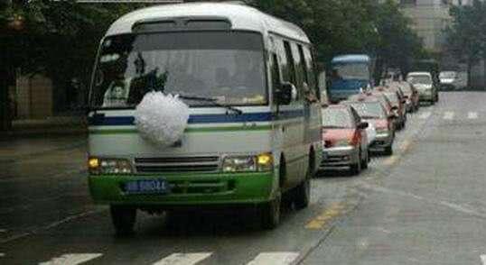 开车遇出殡车怎么办,路上开车遇到殡葬车怎么办