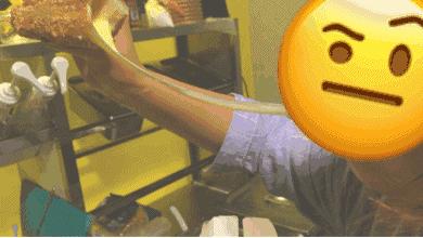 韩国小哥吃芝士热狗,韩国街头芝士热狗