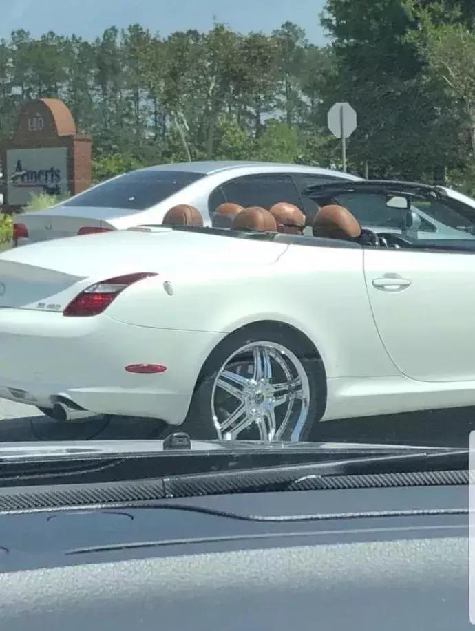 男子门口入室抢劫监控拍下全过程,小伙入室抢劫却遇到更可怕的东西