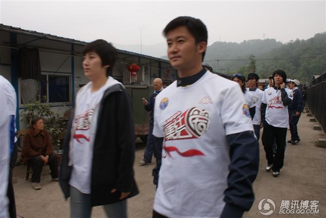 穿越地震带之什邡日记：地震周年谭咏麟黄日华众明星到蓥华小学